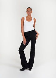 Lange vrouw draagt zwarte bootcut broek met lange lengtematen