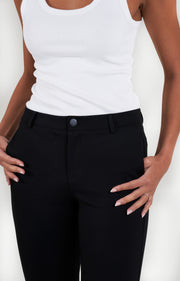 Lange vrouw draagt zwarte bootcut broek met lange lengtematen, voorkant, knoop