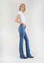 Lange blonde vrouw draagt bootcut spijkerbroek in regular washing