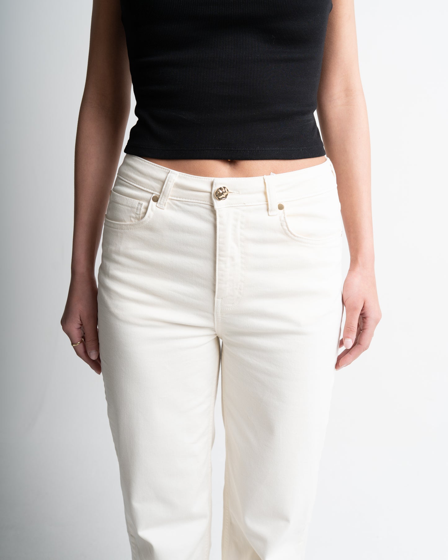 Detail off white stretch jeans golden button
