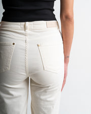 Achterkant detail off white stretch jeans golden button