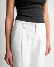 Detail Witte linnen damesbroek met extra lange lengtemaat