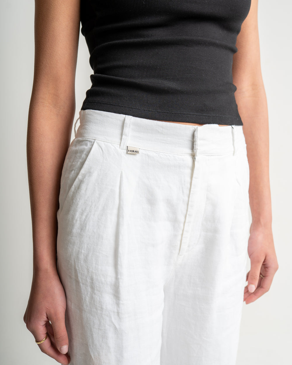 Detail Witte linnen damesbroek met extra lange lengtemaat