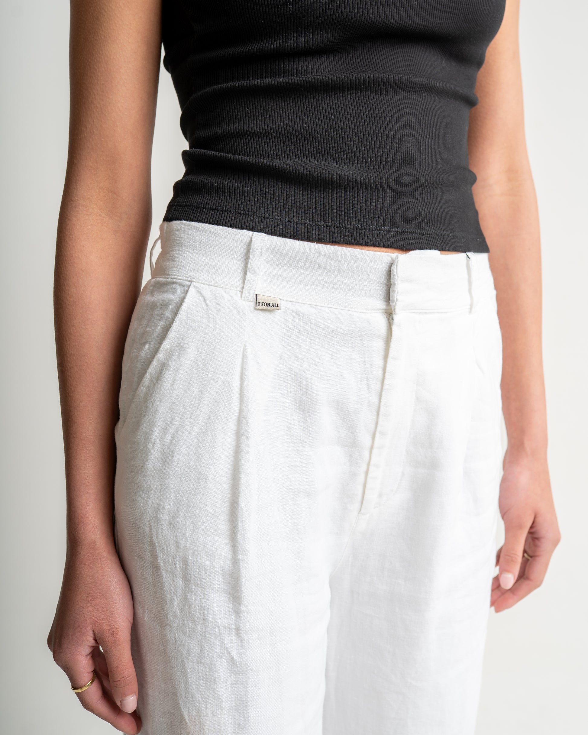 Detail Witte linnen damesbroek met extra lange lengtemaat