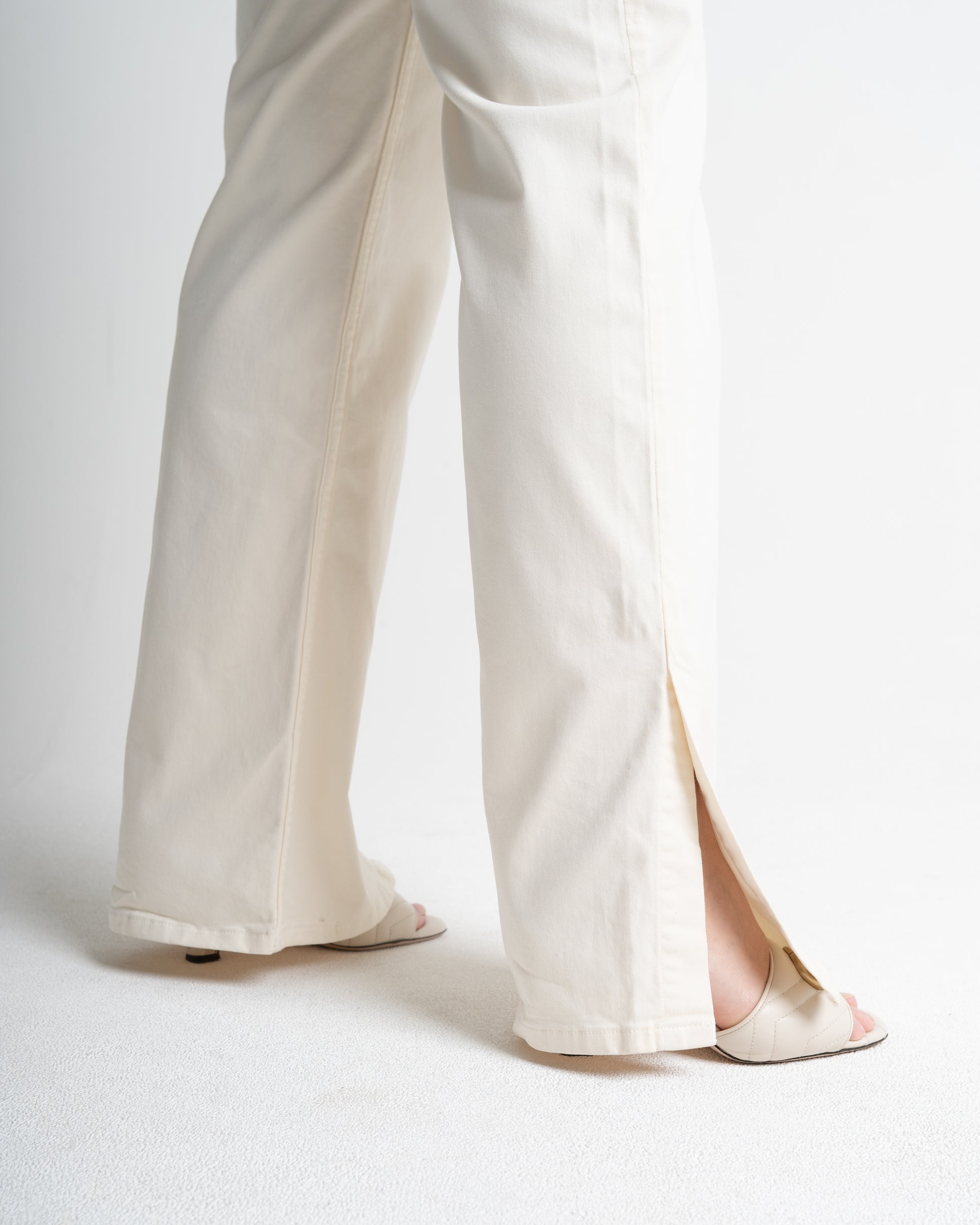 Detail off white stretch jeans side slit