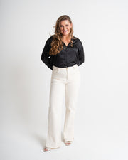 Voorkant lange vrouw met off white stretch jeans aan