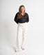Voorkant lange vrouw met off white stretch jeans aan
