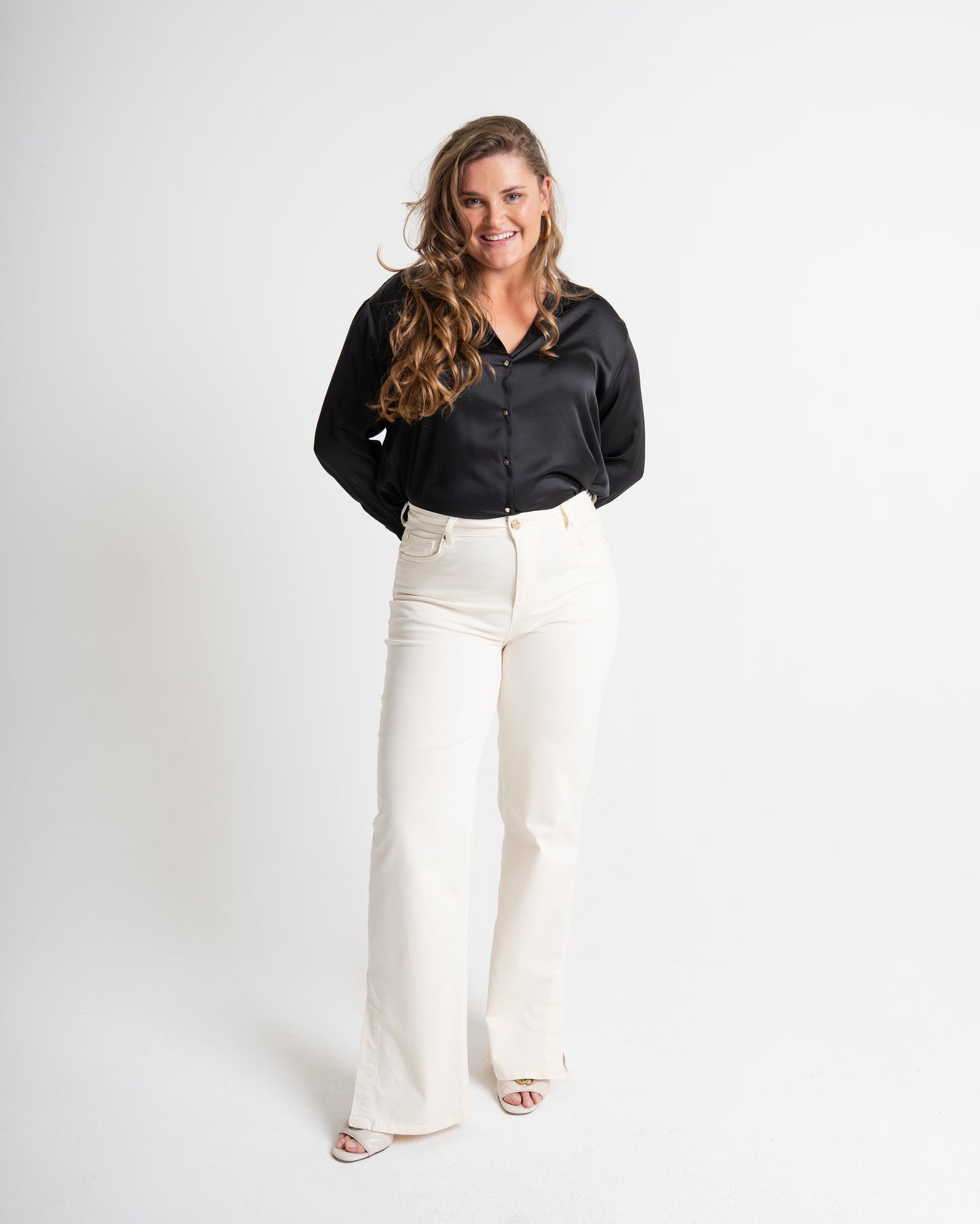 Voorkant lange vrouw met off white stretch jeans aan