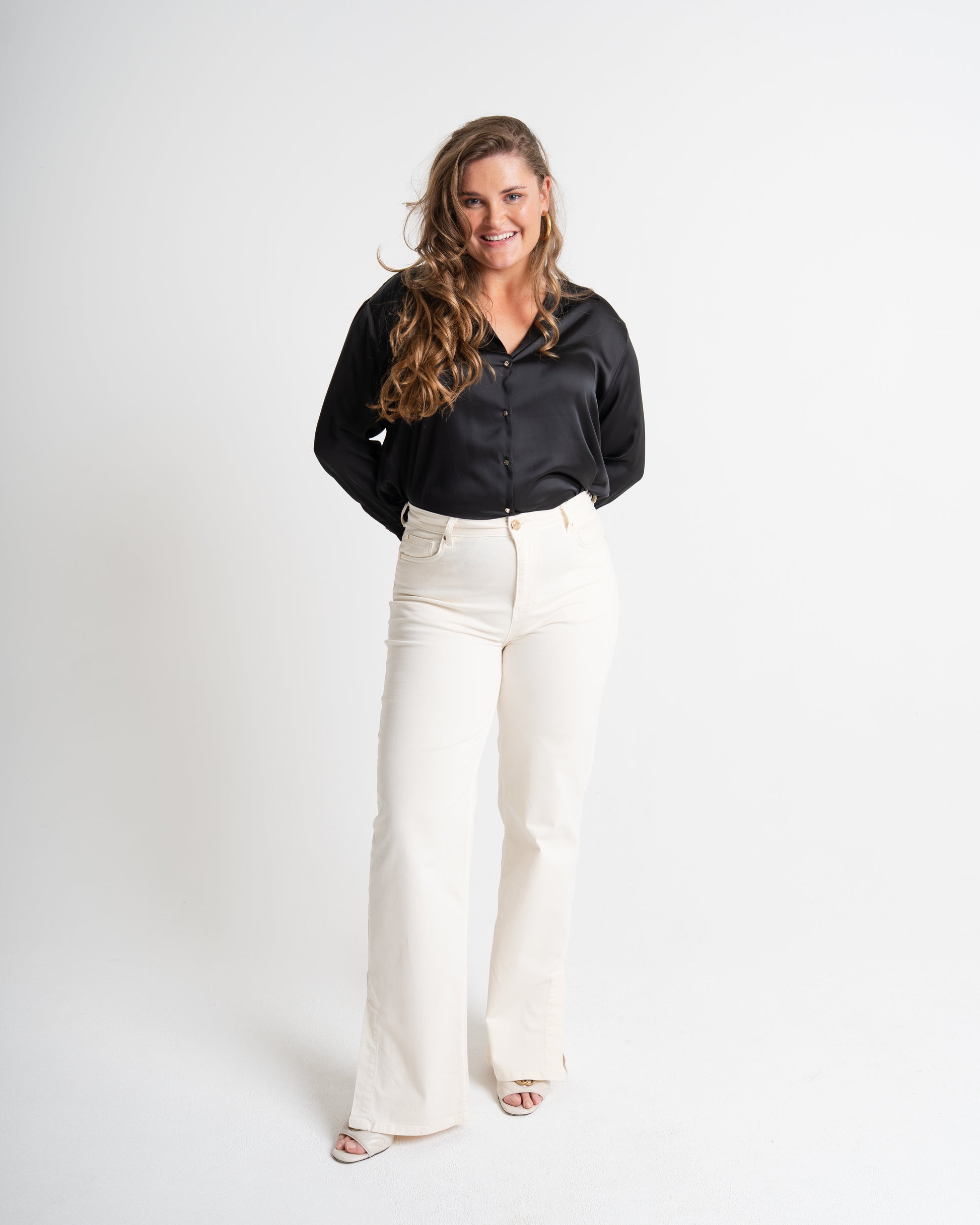Voorkant lange vrouw met off white stretch jeans aan