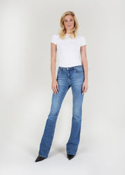 Lange blonde vrouw draagt bootcut spijkerbroek in regular washing