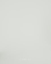 Vrouw met lange benen draagt regular washing straight leg spijkerbroek